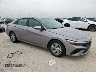 2024 Hyundai Elantra SE z VIN KMHLL4DG3RU681193, wystawiony jako Copart lot #57276235 z przebiegiem 49 326 mil mil oraz Czysty tytuł • Clean title. Historia ofert i sprzedaży dostępna na DreamBid. Obrazek 4.