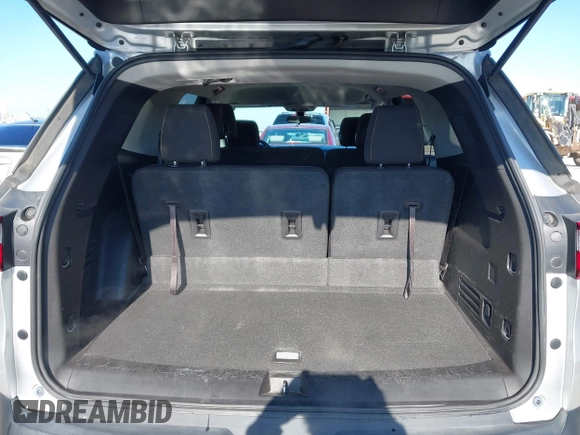 2018 Chevrolet Traverse LS z VIN 1GNERFKW7JJ145166, wystawiony jako IAAI lot #42161304 z przebiegiem 104 165 mil mil oraz . Historia ofert i sprzedaży dostępna na DreamBid. Obrazek 17.