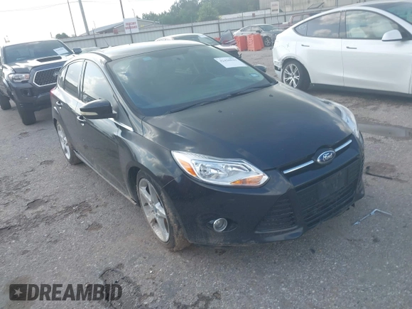 2014 Ford Focus Titanium z VIN 1FADP3N28EL208034, wystawiony jako IAAI lot #42426943 z przebiegiem 220 891 mil mil oraz . Historia ofert i sprzedaży dostępna na DreamBid. Obrazek 1.