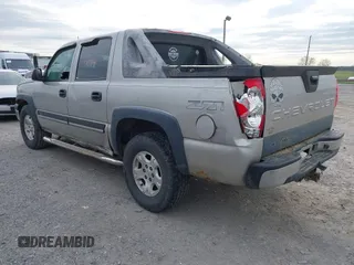 2004 Chevrolet Avalanche Z71 with VIN 3GNEK12T34G257773, listed as a IAAI auction lot 42060079 with 207,227 mi miles. Bid and sale history available at carsss.com. Image 3.