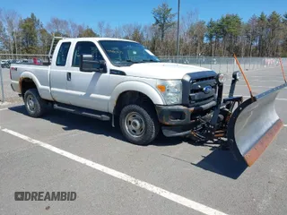 2015 Ford Super Duty F-250 SRW XLT with VIN 1FT7X2B6XFEA64744, listed as a IAAI auction lot 41950505 with 200,300 mi miles. Bid and sale history available at carsss.com. Image 1.