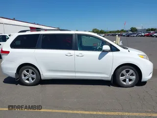 2013 Toyota Sienna LE AAS z VIN 5TDKK3DC0DS352376, wystawiony jako IAAI lot #42734860 z przebiegiem 184 622 mil mil oraz . Historia ofert i sprzedaży dostępna na DreamBid. Obrazek 13.