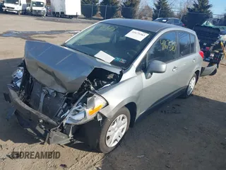 2011 Nissan Versa S z VIN 3N1BC1CP5BL517754, wystawiony jako IAAI lot #41675383 z przebiegiem 125 000 mil mil oraz . Historia ofert i sprzedaży dostępna na DreamBid. Obrazek 2.