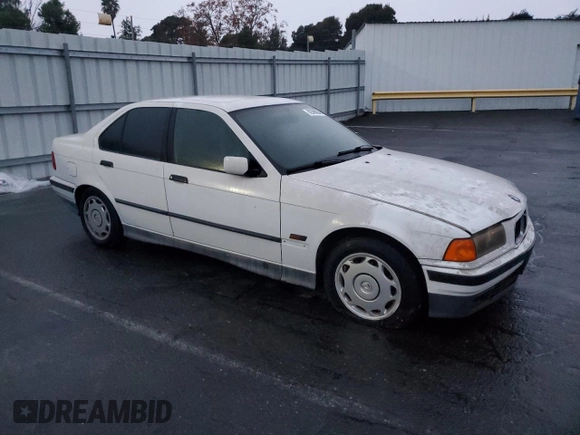 1995 BMW 3 Series z VIN WBACA532XSFG13649, wystawiony jako Copart lot #82580054 z przebiegiem Nie podano mil oraz Czysty tytuł • Clean title. Historia ofert i sprzedaży dostępna na DreamBid. Obrazek 4.