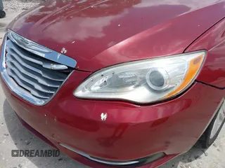 2013 Chrysler 200 LX z VIN 1C3CCBAB6DN762200, wystawiony jako IAAI lot #42458021 z przebiegiem 143 241 mil mil oraz . Historia ofert i sprzedaży dostępna na DreamBid. Obrazek 6.