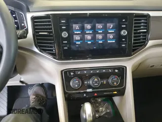 2023 Volkswagen Atlas SE z VIN 1V2HR2CA5PC527628, wystawiony jako IAAI lot #42569146 z przebiegiem 27 424 mil mil oraz . Historia ofert i sprzedaży dostępna na DreamBid. Obrazek 24.