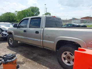 2003 GMC Sierra 1500HD SLT z VIN 1GTGK13U93F108499, wystawiony jako IAAI lot #42149012 z przebiegiem 296 775 mil mil oraz . Historia ofert i sprzedaży dostępna na DreamBid. Obrazek 14.