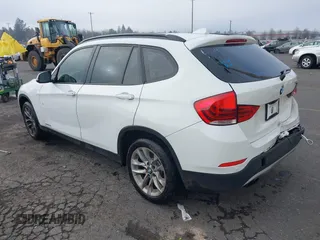 2015 BMW X1 xDrive28i z VIN WBAVL1C54FVY38101, wystawiony jako IAAI lot #41344120 z przebiegiem 130 000 mil mil oraz . Historia ofert i sprzedaży dostępna na DreamBid. Obrazek 3.