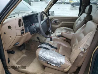 1995 GMC Suburban z VIN 1GKFK16K0SJ748087, wystawiony jako Copart lot #85121834 z przebiegiem 191 550 mil mil oraz Szkoda całkowita • Salvage title. Historia ofert i sprzedaży dostępna na DreamBid. Obrazek 7.