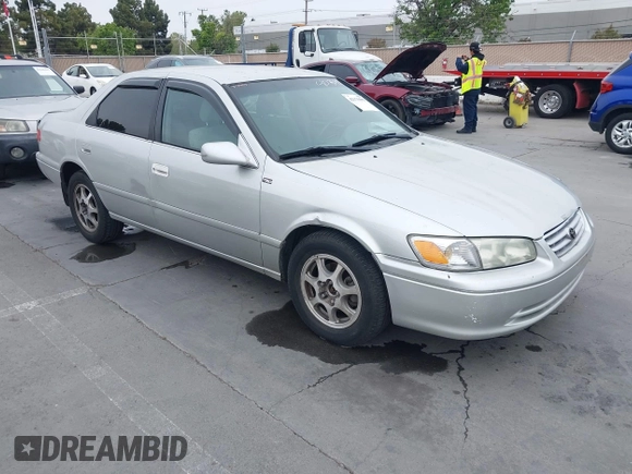 2001 Toyota Camry LE z VIN 4T1BF22K61U126600, wystawiony jako IAAI lot #42175093 z przebiegiem 294 276 mil mil oraz . Historia ofert i sprzedaży dostępna na DreamBid. Obrazek 1.