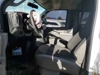 2020 GMC Savana Cargo z VIN 1GTW7AFGXL1264289, wystawiony jako Copart lot #46355335 z przebiegiem 112 214 mil mil oraz Szkoda całkowita • Salvage title. Historia ofert i sprzedaży dostępna na DreamBid. Obrazek 7.