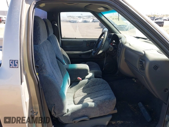 2000 GMC Sonoma SLS w/1SE Pkg with VIN 1GTCS1452YK293533, listed as a IAAI auction lot 41646784 with 121,173 mi miles. Bid and sale history available at carsss.com. Image 5.
