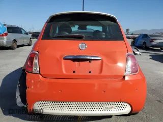 2014 FIAT 500e z VIN 3C3CFFGE1ET266948, wystawiony jako Copart lot #57137835 z przebiegiem 86 013 mil mil oraz Tytuł czysty. Historia ofert i sprzedaży dostępna na DreamBid. Obrazek 6.