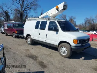 2007 Ford Econoline Cargo with VIN 1FTSE34L47DA57417, listed as a IAAI auction lot 41832862 with 124,517 mi miles. Bid and sale history available at carsss.com. Image 1.