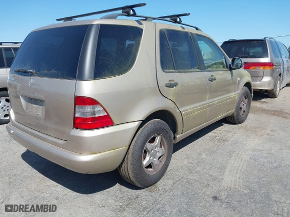 2001 Mercedes-Benz M-Class with VIN 4JGAB54E51A231565, listed as a IAAI auction lot 41943021 with 225,672 mi miles. Bid and sale history available at carsss.com. Image 4.