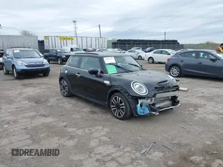 2020 MINI Hardtop Cooper S z VIN WMWXR5C00L2L44737, wystawiony jako IAAI lot #42091511 z przebiegiem 24 356 mil mil oraz . Historia ofert i sprzedaży dostępna na DreamBid. Obrazek 1.