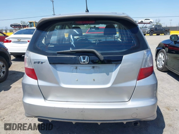 2013 Honda Fit Sport z VIN JHMGE8H56DC009996, wystawiony jako IAAI lot #42349929 z przebiegiem 152 779 mil mil oraz . Historia ofert i sprzedaży dostępna na DreamBid. Obrazek 16.