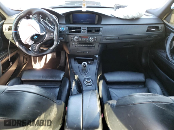 2011 BMW M3 z VIN WBSPM9C54BE203115, wystawiony jako Copart lot #54583324 z przebiegiem Nie podano mil oraz Szkody całkowita. Historia ofert i sprzedaży dostępna na DreamBid. Obrazek 8.