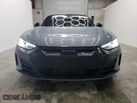 2022 Audi e-tron GT Prestige z VIN WAUEJBFW2N7006629, wystawiony jako Copart lot #45069554 z przebiegiem 8 341 mil mil oraz . Historia ofert i sprzedaży dostępna na DreamBid. Obrazek 5.