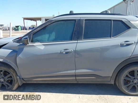 2021 Nissan Kicks SR z VIN 3N1CP5DV7ML556734, wystawiony jako IAAI lot #41652580 z przebiegiem 52 042 mil mil oraz . Historia ofert i sprzedaży dostępna na DreamBid. Obrazek 15.