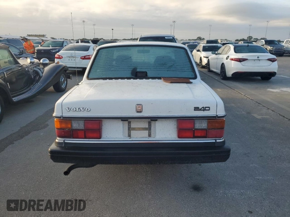 1991 Volvo 240 z VIN YV1AA8844M1441146, wystawiony jako Copart lot #75018744 z przebiegiem 159 330 mil mil oraz Nie do naprawy • Non repairable. Historia ofert i sprzedaży dostępna na DreamBid. Obrazek 6.
