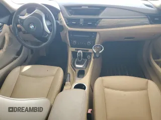 2013 BMW X1 xDrive28i z VIN WBAVL1C53DVR82218, wystawiony jako Copart lot #57795745 z przebiegiem Nie podano mil oraz Tytuł czysty. Historia ofert i sprzedaży dostępna na DreamBid. Obrazek 8.