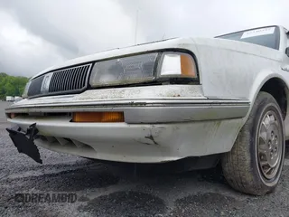 1993 Oldsmobile Cutlass Ciera S z VIN 1G3AG54N1P6455773, wystawiony jako IAAI lot #42340327 z przebiegiem 107 933 mil mil oraz . Historia ofert i sprzedaży dostępna na DreamBid. Obrazek 16.