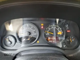 2015 Jeep Patriot Sport z VIN 1C4NJPBBXFD203960, wystawiony jako Copart lot #57860435 z przebiegiem 239 164 mil mil oraz Szkoda całkowita • Salvage title. Historia ofert i sprzedaży dostępna na DreamBid. Obrazek 9.