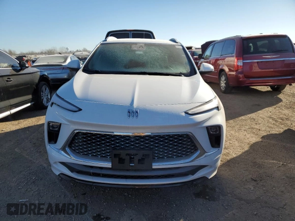 2024 Buick Encore GX Avenir z VIN KL4AMFSL8RB054564, wystawiony jako Copart lot #41666435 z przebiegiem 5 733 mil mil oraz Szkoda całkowita • Salvage title. Historia ofert i sprzedaży dostępna na DreamBid. Obrazek 5.