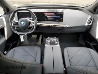 2023 BMW iX xDrive50 z VIN WB523CF09PCL96538, wystawiony jako Copart lot #44728454 z przebiegiem 33 929 mil mil oraz . Historia ofert i sprzedaży dostępna na DreamBid. Obrazek 8.