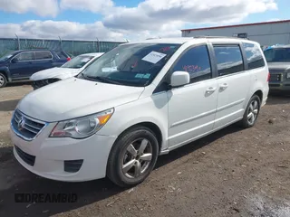 2011 Volkswagen Routan SE z VIN 2V4RW3DG9BR717557, wystawiony jako IAAI lot #41923050 z przebiegiem 155 797 mil mil oraz . Historia ofert i sprzedaży dostępna na DreamBid. Obrazek 2.