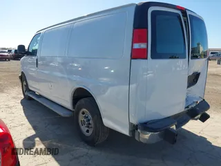 2022 GMC Savana Cargo Van with VIN 1GTW7AFP8N1172293, listed as a IAAI auction lot 41735294 with 33,213 mi miles. Bid and sale history available at carsss.com. Image 3.