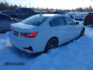 2021 BMW 3 Series 330i xDrive z VIN 3MW5R7J06M8C14597, wystawiony jako IAAI lot #41581041 z przebiegiem 8776 mil mil oraz . Historia ofert i sprzedaży dostępna na DreamBid. Obrazek 4.