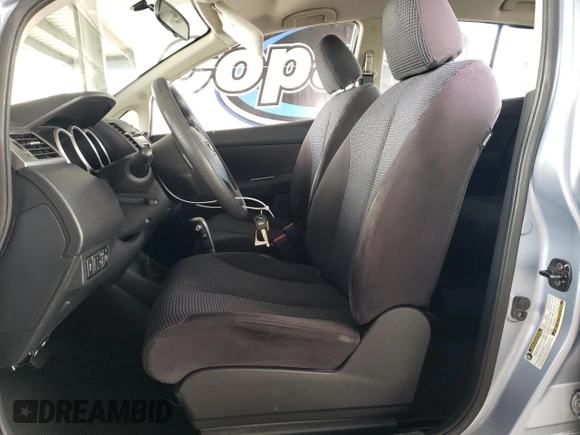 2011 Nissan Versa S z VIN 3N1BC1CP4BL496590, wystawiony jako Copart lot #60434735 z przebiegiem 113 425 mil mil oraz Szkoda całkowita • Salvage title. Historia ofert i sprzedaży dostępna na DreamBid. Obrazek 7.