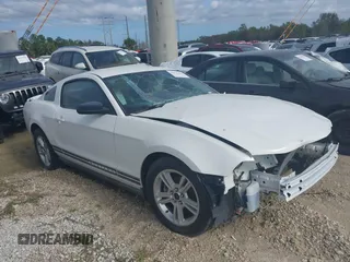 2010 Ford Mustang V6 z VIN 1ZVBP8AN3A5159321, wystawiony jako IAAI lot #39976494 z przebiegiem 135 787 mil mil oraz . Historia ofert i sprzedaży dostępna na DreamBid. Obrazek 1.