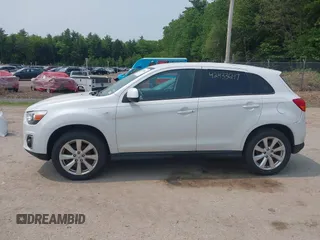 2015 Mitsubishi Outlander ES z VIN 4A4AR3AU8FE057001, wystawiony jako IAAI lot #42433647 z przebiegiem 151 067 mil mil oraz . Historia ofert i sprzedaży dostępna na DreamBid. Obrazek 12.