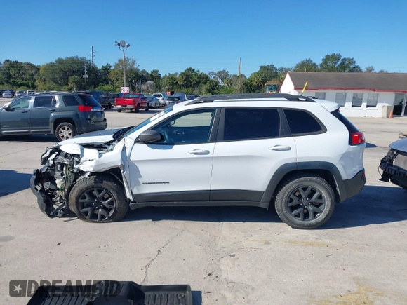 2018 Jeep Cherokee Trailhawk z VIN 1C4PJMBX8JD562994, wystawiony jako IAAI lot #41281555 z przebiegiem 86 702 mil mil oraz . Historia ofert i sprzedaży dostępna na DreamBid. Obrazek 15.