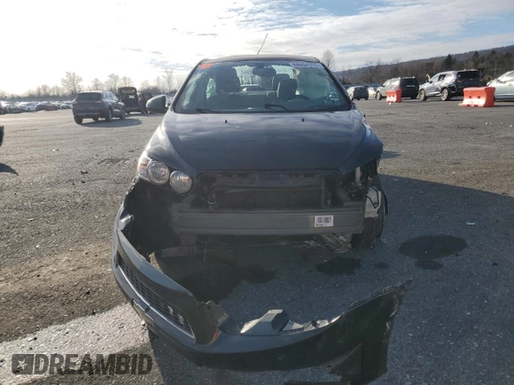 2015 Chevrolet Sonic LS z VIN 1G1JA5SG9F4128675, wystawiony jako Copart lot #88604995 z przebiegiem 124 289 mil mil oraz Szkoda całkowita • Salvage title. Historia ofert i sprzedaży dostępna na DreamBid. Obrazek 5.