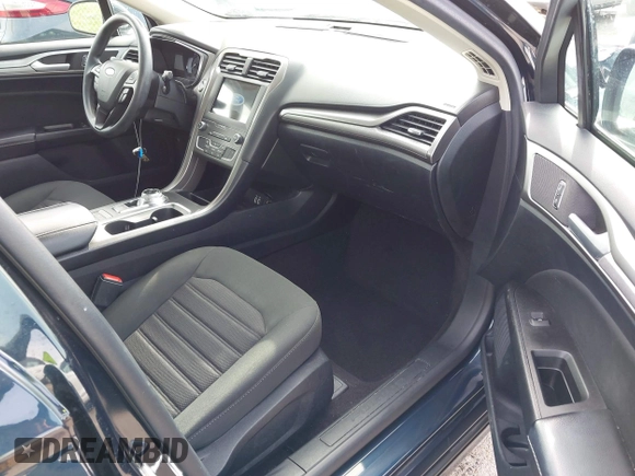 2020 Ford Fusion SE with VIN 3FA6P0HDXLR231155, listed as a IAAI auction lot 41925162 with 51,588 mi miles. Bid and sale history available at carsss.com. Image 5.