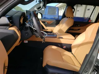 2025 Lexus LX 600 Luxury z VIN JTJGB7CX9S4068591, wystawiony jako Copart lot #54115185 z przebiegiem 763 mil mil oraz Szkody całkowita. Historia ofert i sprzedaży dostępna na DreamBid. Obrazek 7.
