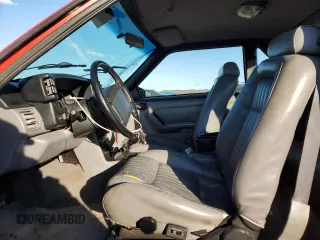 1993 Ford Mustang z VIN 1FACP42D5PF176622, wystawiony jako Copart lot #88132295 z przebiegiem Nie podano mil oraz Szkoda całkowita • Salvage title. Historia ofert i sprzedaży dostępna na DreamBid. Obrazek 7.