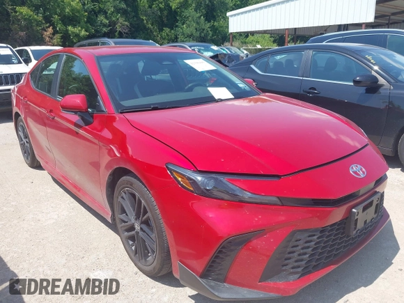 2025 Toyota Camry LE z VIN 4T1DAACK9SU100106, wystawiony jako IAAI lot #42390449 z przebiegiem 8 343 mil mil oraz . Historia ofert i sprzedaży dostępna na DreamBid. Obrazek 1.