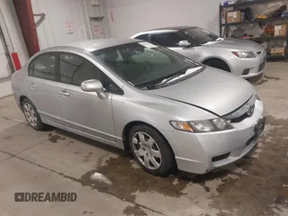 2009 Honda Civic LX z VIN 2HGFA16599H319438, wystawiony jako IAAI lot #41255940 z przebiegiem 119 296 mil mil oraz . Historia ofert i sprzedaży dostępna na DreamBid. Obrazek 1.