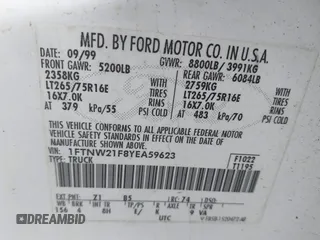 2000 Ford Super Duty F-250 XL with VIN 1FTNW21F8YEA59623, listed as a IAAI auction lot 41263825 with 371,405 mi miles. Bid and sale history available at carsss.com. Image 9.