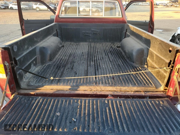 1991 Toyota Pickup DX z VIN JT4RN01P5M0011747, wystawiony jako Copart lot #42169245 z przebiegiem 204 202 mil mil oraz Szkoda całkowita • Salvage title. Historia ofert i sprzedaży dostępna na DreamBid. Obrazek 10.