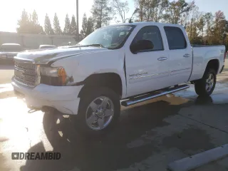 2011 GMC Sierra 2500HD Denali z VIN 1GT125C83BF221685, wystawiony jako Copart lot #78408384 z przebiegiem 282 066 mil mil oraz Szkoda całkowita • Salvage title. Historia ofert i sprzedaży dostępna na DreamBid. Obrazek 1.