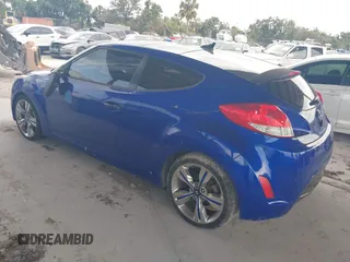 2012 Hyundai Veloster w/Gray Int z VIN KMHTC6AD0CU034683, wystawiony jako IAAI lot #42395112 z przebiegiem 134 388 mil mil oraz . Historia ofert i sprzedaży dostępna na DreamBid. Obrazek 3.