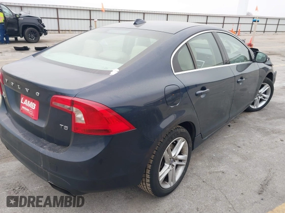 2015 Volvo S60 T5 Drive-E Premier z VIN YV126MFK1F2336786, wystawiony jako IAAI lot #41184378 z przebiegiem 134 482 mil mil oraz . Historia ofert i sprzedaży dostępna na DreamBid. Obrazek 4.