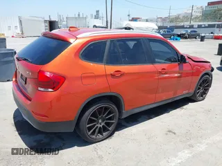 2013 BMW X1 28i z VIN WBAVM1C51DVW42255, wystawiony jako IAAI lot #42525744 z przebiegiem 108 644 mil mil oraz . Historia ofert i sprzedaży dostępna na DreamBid. Obrazek 4.