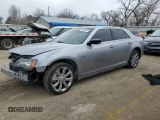 2013 Chrysler 300 S z VIN 2C3CCAGT4DH600584, wystawiony jako Copart lot #87034074 z przebiegiem 160 893 mil mil oraz Szkoda całkowita • Salvage title. Historia ofert i sprzedaży dostępna na DreamBid. Obrazek 1.
